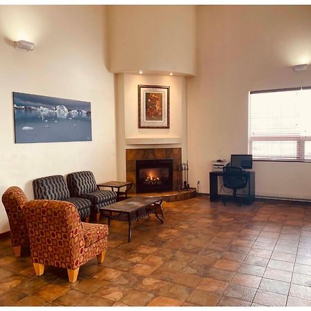 Aurora Park Inn & Suites ドーソン・クリーク エクステリア 写真