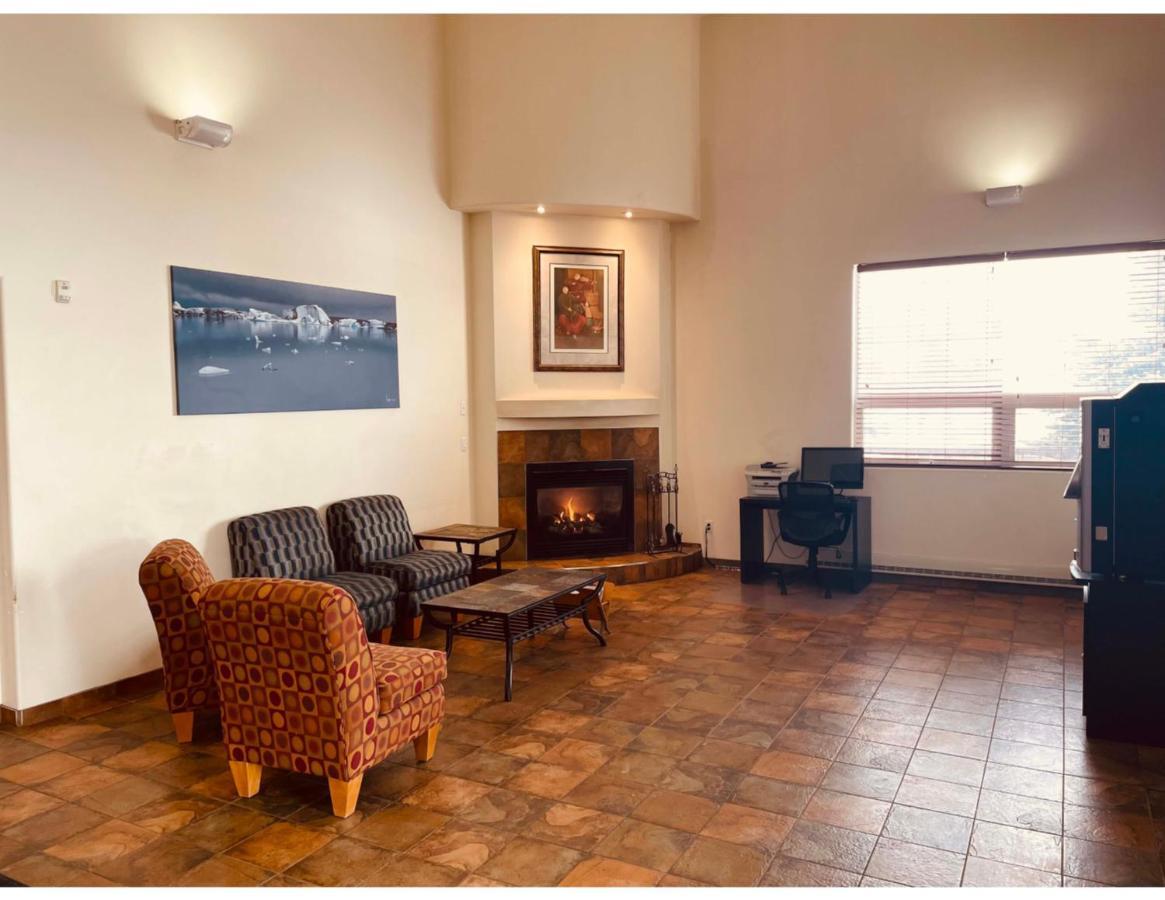 Aurora Park Inn & Suites ドーソン・クリーク エクステリア 写真