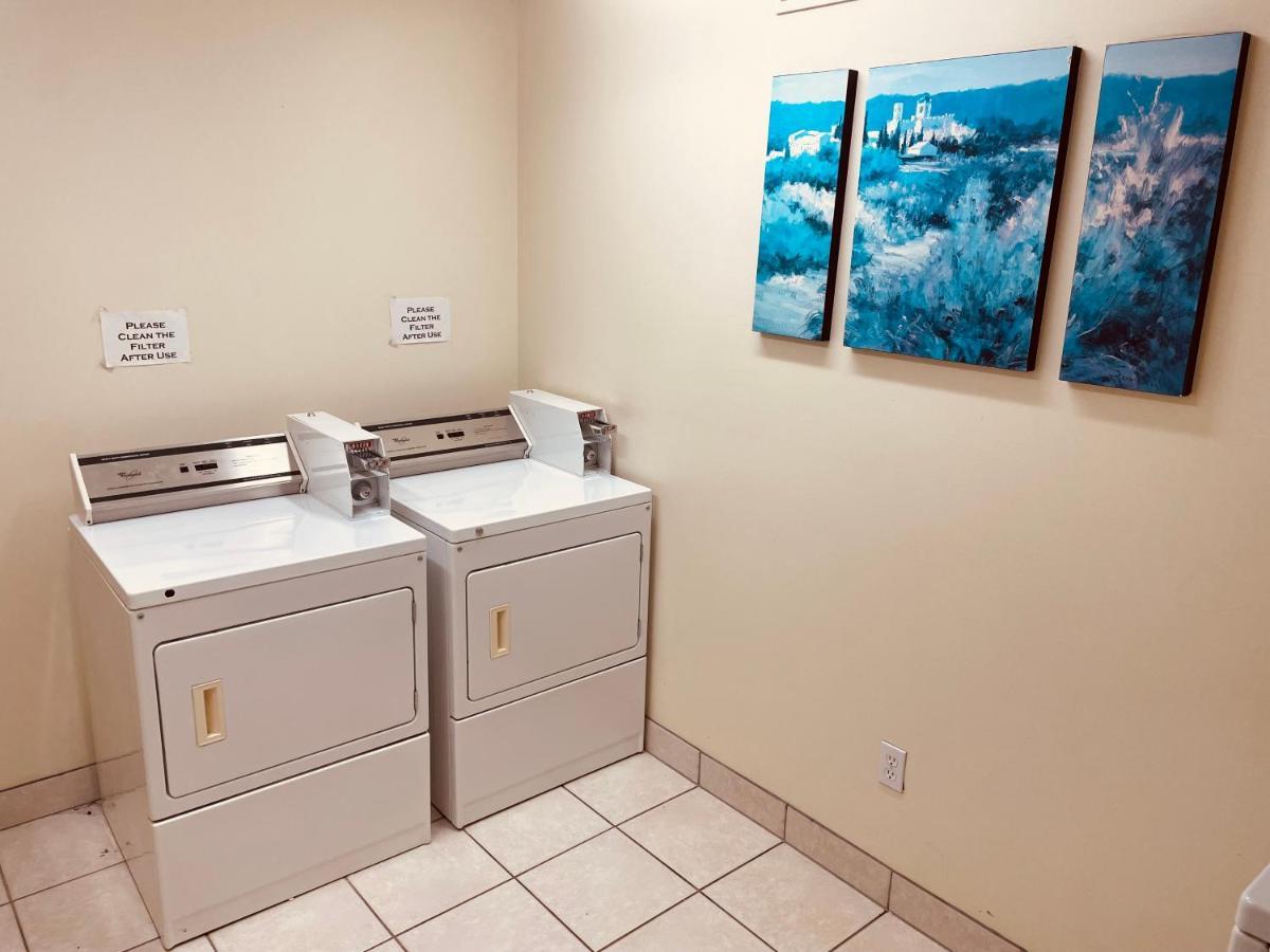 Aurora Park Inn & Suites ドーソン・クリーク エクステリア 写真