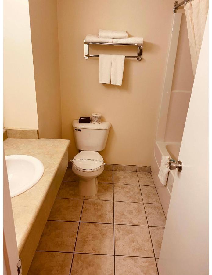 Aurora Park Inn & Suites ドーソン・クリーク エクステリア 写真