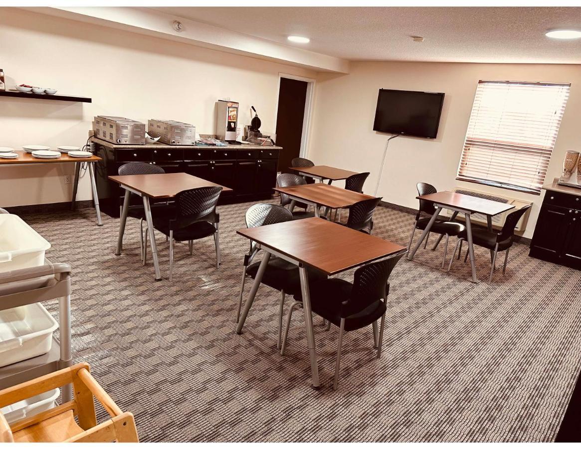 Aurora Park Inn & Suites ドーソン・クリーク エクステリア 写真