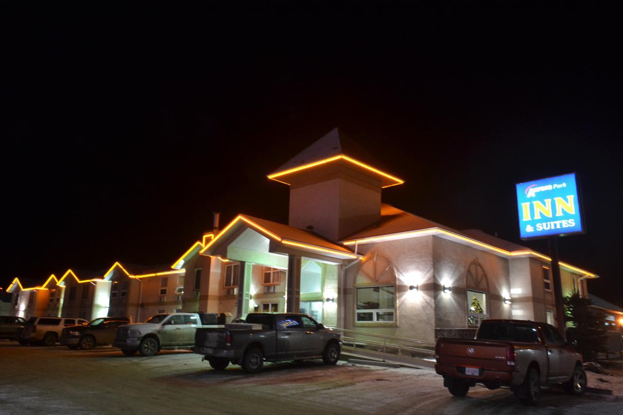Aurora Park Inn & Suites ドーソン・クリーク エクステリア 写真