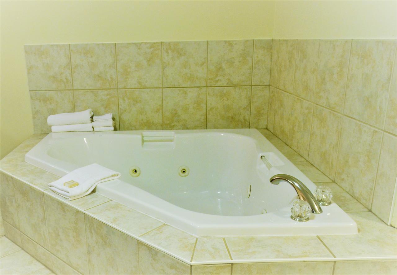 Aurora Park Inn & Suites ドーソン・クリーク エクステリア 写真